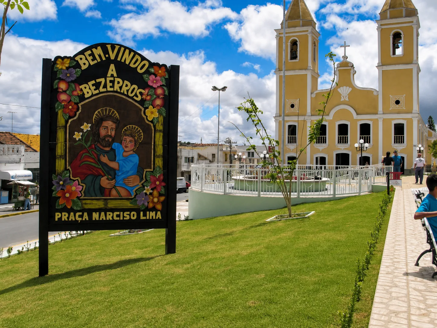 Praça Narciso Lima e igreja em Bezerros
