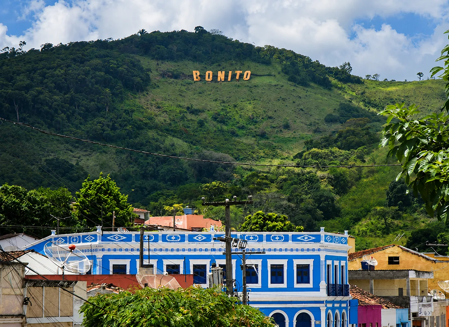 Vista de Bonito com casario e serra ao fundo